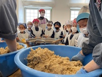 大豆と麹の混ぜ合わせる工程に興味津々の子ども達です😃