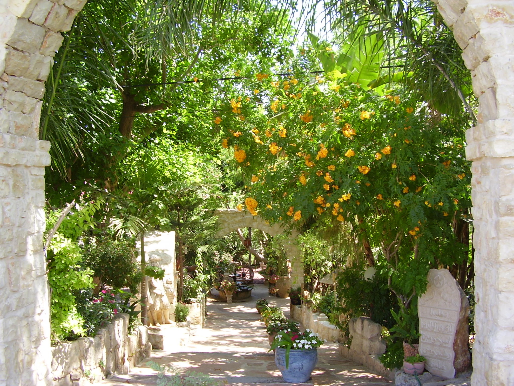 pikiwiki_israel_5035_entrance_to_el-mona_garden